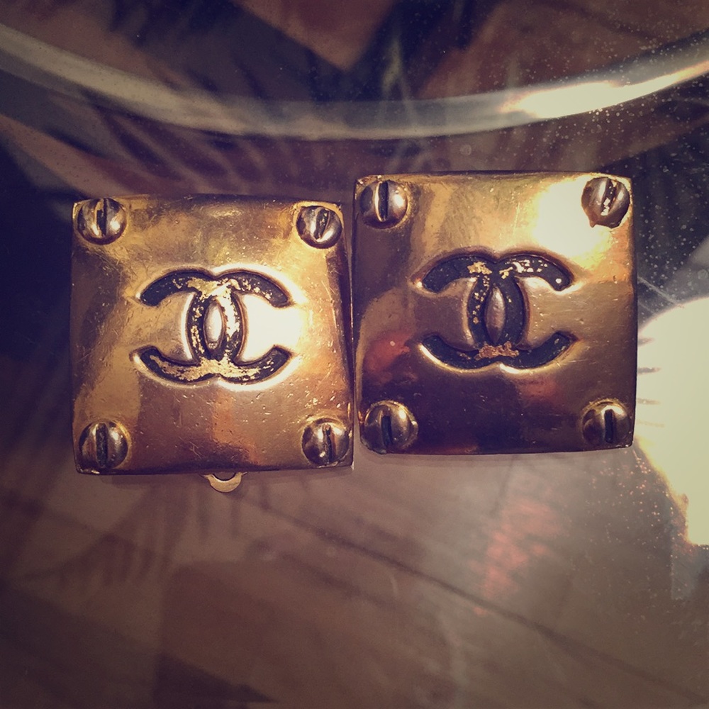 VINTAGE CHANEL GOLD SQUARE CC EARRINGS
